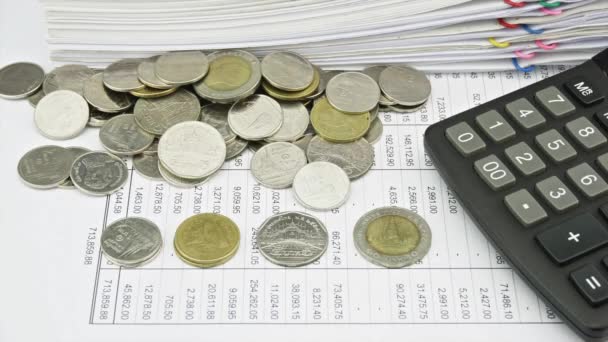 καταμέτρησης κερμάτων για λογαριασμό και αριθμομηχανή χρονική οικονομικών - Πλάνα, βίντεο