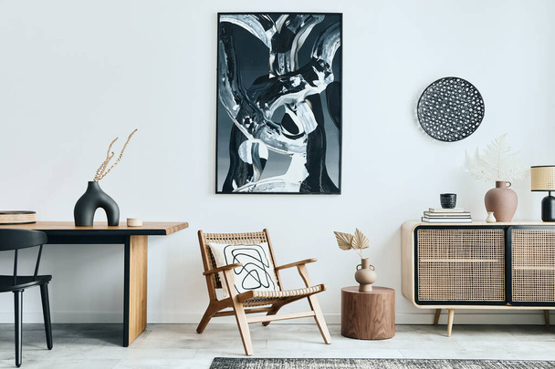 Stijlvolle Scandinavische woonkamer interieur van modern appartement met houten commode, design tafel, stoelen, tapijt, abstracte schilderijen aan de muur en persoonlijke accessoires in unieke home decor. Template. - Foto, afbeelding