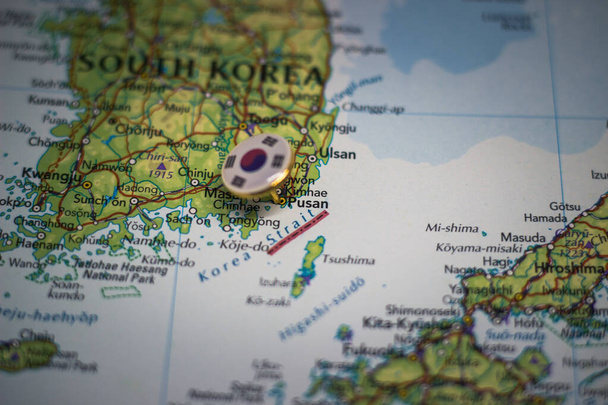 Pusan feltűzve egy térképre Dél-Korea zászlajával - Fotó, kép