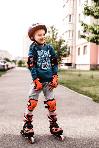 Smiling boy roller skating. Portrait of a boy on roller skates - Foto, imagen