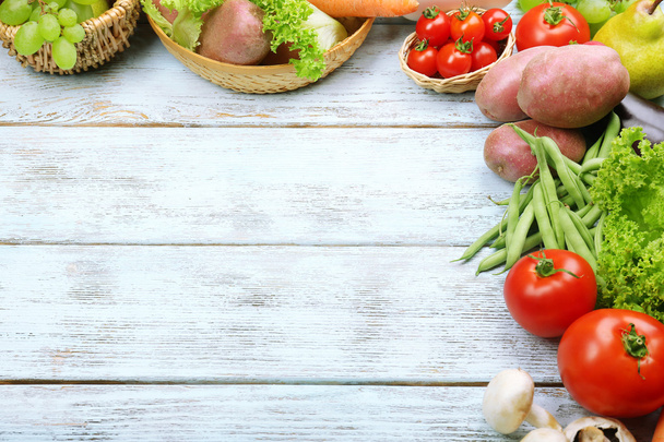 Summer frame with fresh organic vegetables and fruits on wooden background - Foto, Imagem