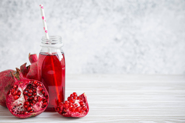 Pomegranate juice in bottle and fruit - Foto, Imagem