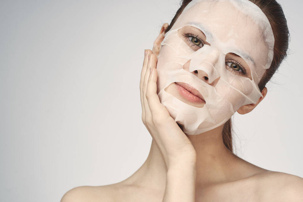 mooie vrouw naakt schouders gezicht masker close-up huidverzorging - Foto, afbeelding