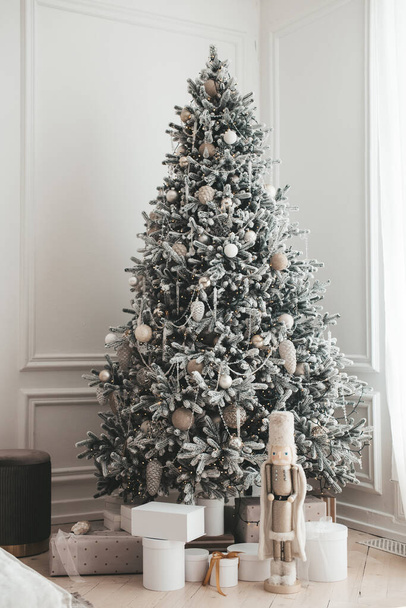 Новорічна ялинка з подарунками у білій вітальні
 - Фото, зображення