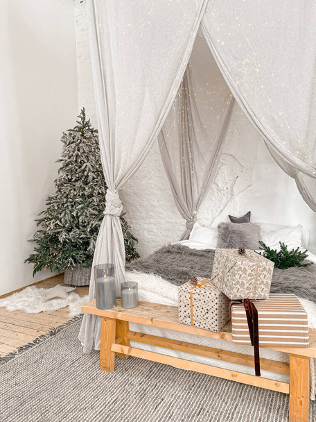 Χριστουγεννιάτικο κομψό πρωινό υπνοδωμάτιο με έλατο - Φωτογραφία, εικόνα