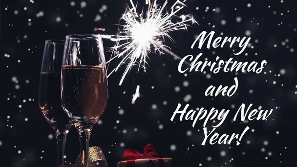 Egy pohár pezsgő a sötét éjjeli asztalon. Újévi és karácsonyi ünnepségek - Fotó, kép