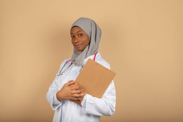 ムスリム宗教の若い女性医師の笑顔 - 写真・画像