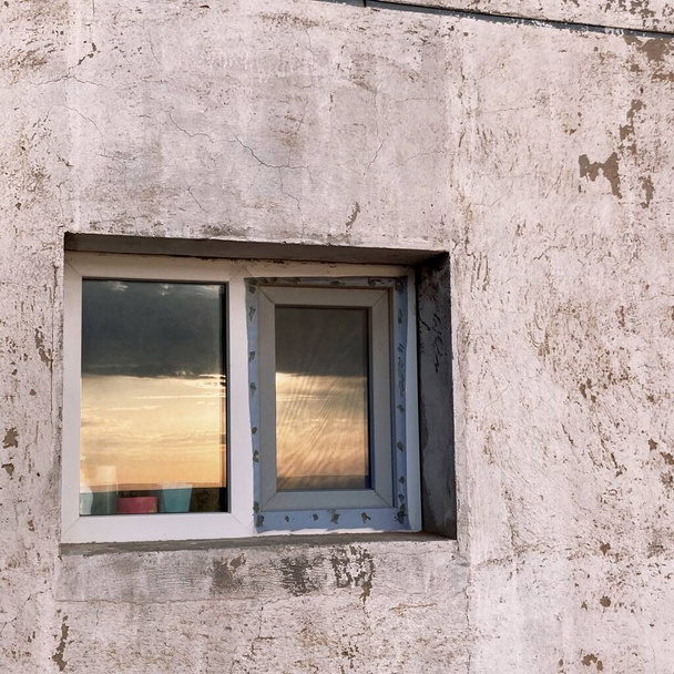 old window with a white wall - Foto, Imagem