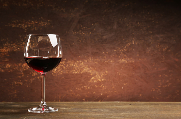 Goblet of red wine on wooden table on wooden wall background - Foto, Imagem