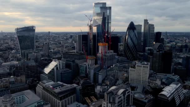 Luchtfoto van de bankwijk van centraal Londen met beroemde wolkenkrabbers en andere bezienswaardigheden bij zonsondergang.  - Video