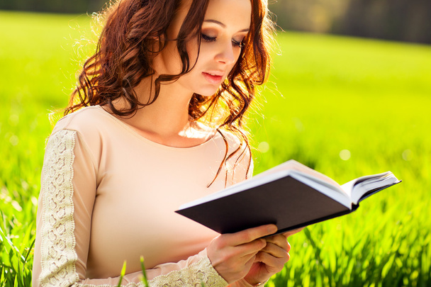 Young woman reading book - Foto, Imagen