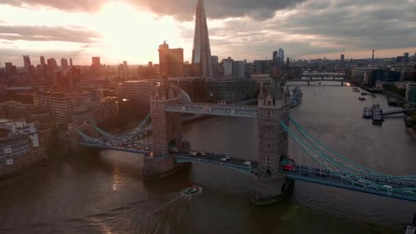Letecký pohled na most Beautiful Tower Bridge a panorama Londýna, Velká Británie, těsně před západem slunce. Provoz jede přes most. - Záběry, video