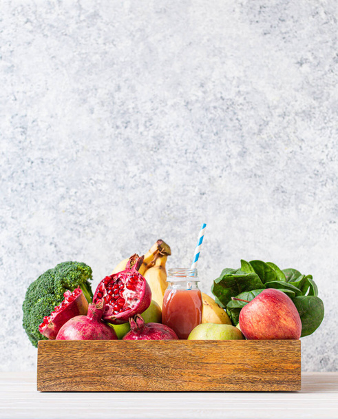 Zdravá strava a smoothie v zásobníku kopírovat prostor - Fotografie, Obrázek