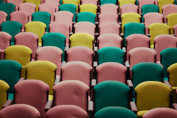 Assortiment van kleurrijke zetels te zien in auditorium - Foto, afbeelding
