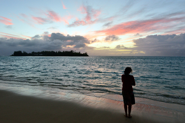 Женщина смотрит на восход солнца тропического острова
 - Фото, изображение