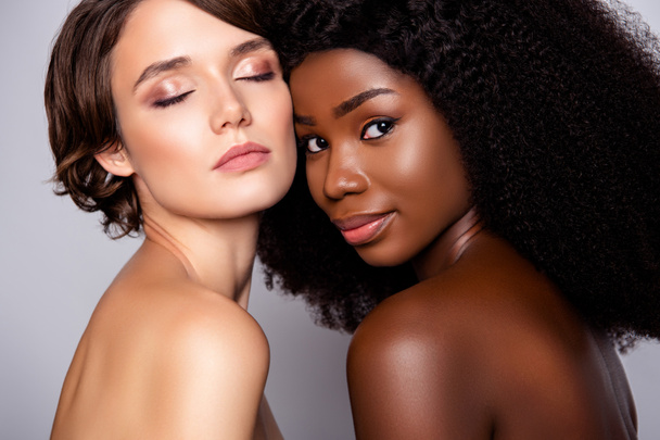 Porträt von zwei attraktiven nackten Frauen Bonding Glanz Make-up dekorative kosmetische isoliert grau pastellfarbenen Hintergrund - Foto, Bild