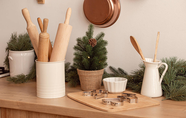 Святковий різдвяний кухонний стіл з інструментами для випічки
 - Фото, зображення