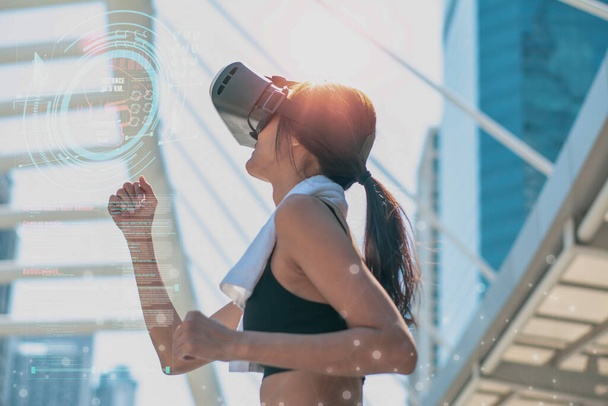 Jogging-Sportlerinnen im Freien, ausgestattet mit moderner Zukunftstechnologie VR-Geräte, testen das Gesundheitssystem, Fitness und Leistungsmessung und offene Erfahrung Innovation des Trainings futuristisch - Foto, Bild