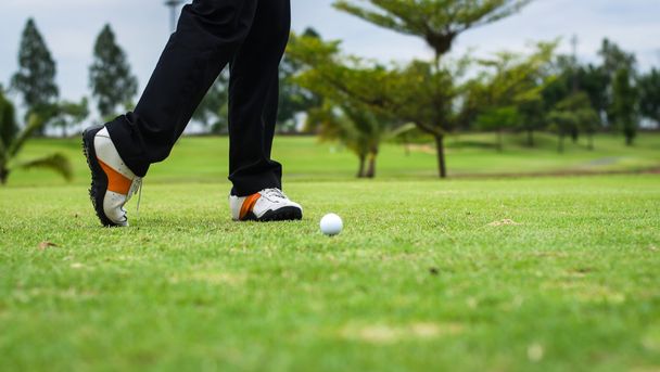 Golfball mit Bein des Golfers - Foto, Bild