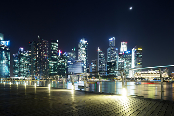 благополучный городской пейзаж ночью
 - Фото, изображение