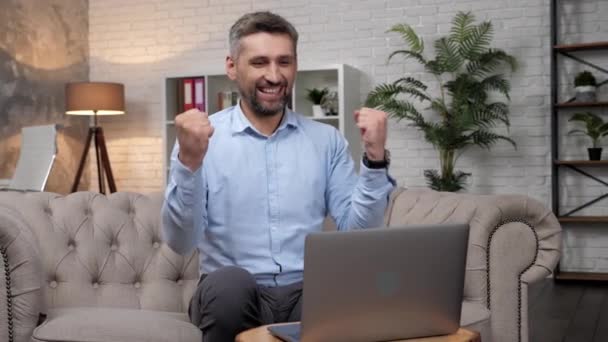 Homme excité boursier gagnant regarde ordinateur portable célébrant bonne affaire boursière  - Séquence, vidéo