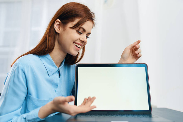 Nainen opiskelija istuu kannettavan tietokoneen tunteita työ oppiminen - Valokuva, kuva