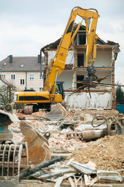 Escavatore demolizione di un vecchio edificio residenziale - Foto, immagini