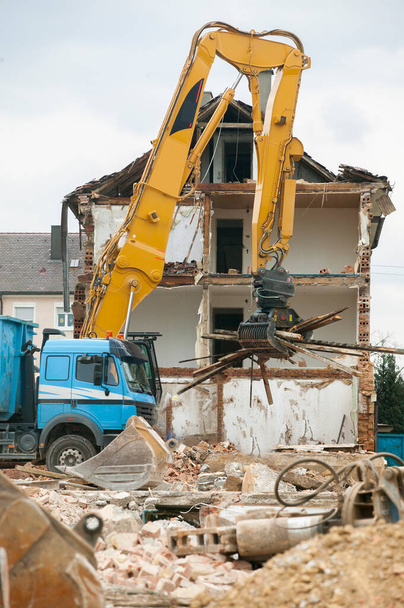 古い住宅を破壊する掘削機 - 写真・画像