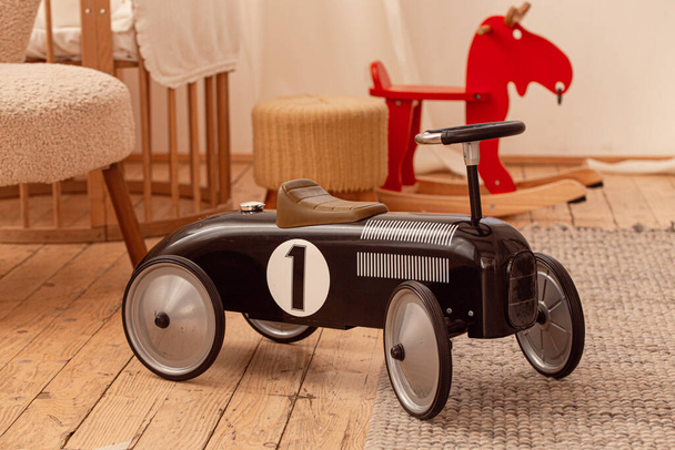 Retro musta lasten auto lastentarha huoneessa - Valokuva, kuva