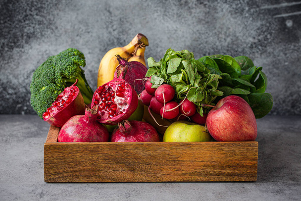 Frutas e legumes frescos em bandeja de madeira - Foto, Imagem