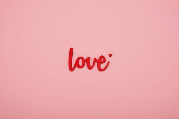 A palavra Amor e coração pequeno sobre fundo rosa - Foto, Imagem