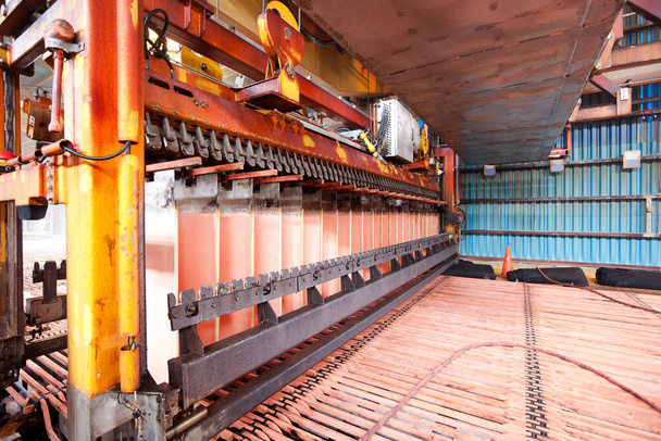 Production de cathodes de cuivre dans une usine d'électrolyse d'une mine de cuivre au Chili - Photo, image