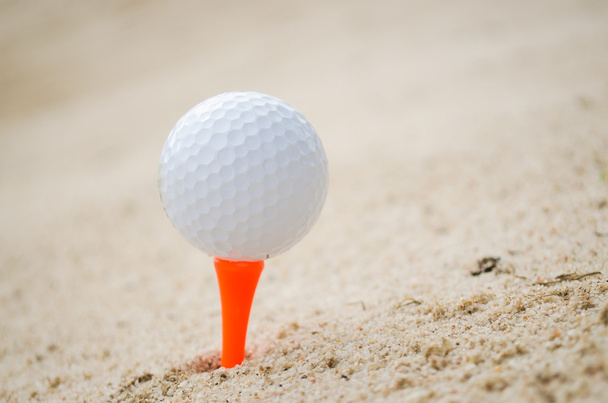 м'яч для гольфу на трійнику
 - Фото, зображення