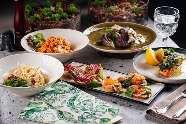 Conjunto de diferentes pratos mediterrâneos gourmet - Foto, Imagem