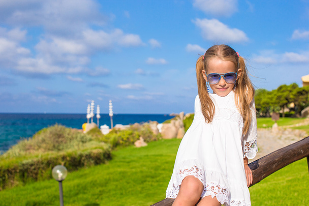 Adorable niña al aire libre durante las vacaciones italianas
 - Foto, imagen