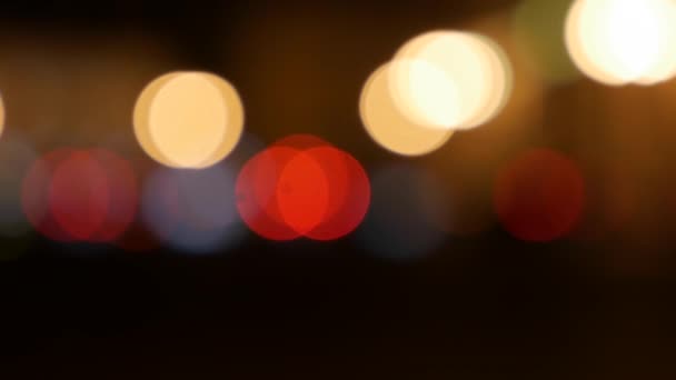 Hermoso bokeh brillante en el fondo oscuro borroso por la noche. El bokeh colorido redondo brilla de las luces del coche en la calle de la ciudad. Desenfocado con borroso. Luces de ciudad desenfocadas. Tráfico bokeh. Abstracto - Imágenes, Vídeo
