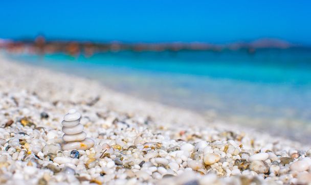 Куча мелких белых камней на галечном пляже
 - Фото, изображение