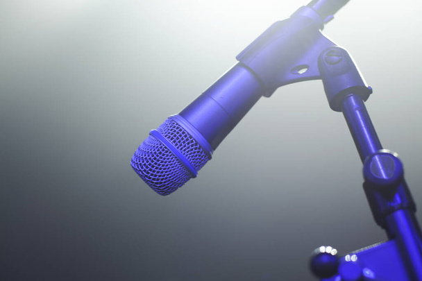 mikrofon a színpadon a fénysugarakban - Fotó, kép