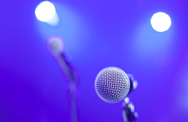 mikrofon na scenie w promieniach światła - Zdjęcie, obraz