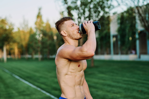 male athlete with pumped up body in parks crossfit workout - 写真・画像
