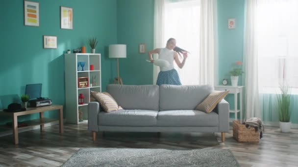 Mujer enérgica está bailando con cepillo de limpieza - Metraje, vídeo