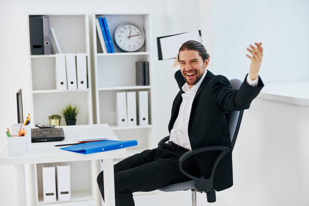 flusso di lavoro uomini d'affari in ufficio documenti emozioni capo - Foto, immagini