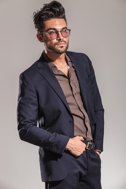 Mann in Anzug und Hemd mit Gürtel - Foto, Bild