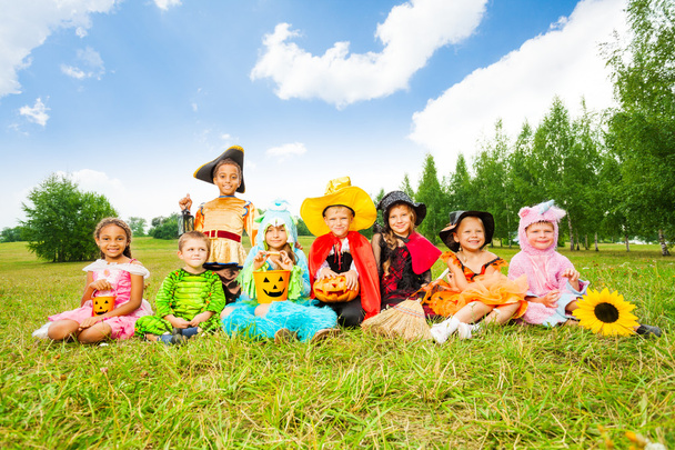 Счастливые дети в костюмах на Хэллоуин
 - Фото, изображение
