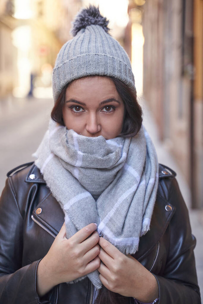 Молода жінка, обгорнута шарфом
 - Фото, зображення