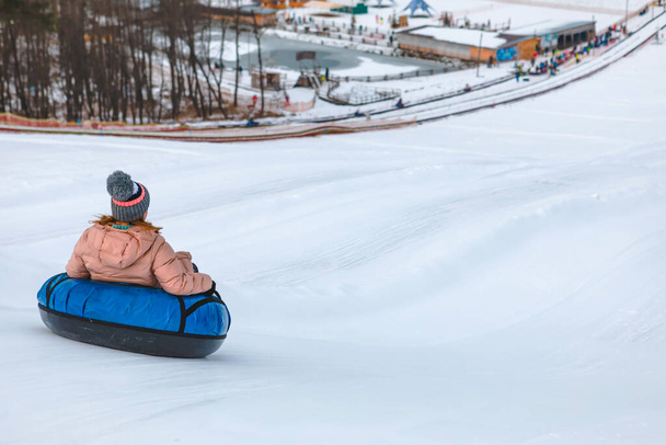 mensen rijden snowtubing in het winterpark kopieerruimte - Foto, afbeelding