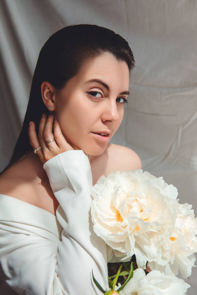 beautiful stunning woman with peonies flowers. close up - Foto, Imagem