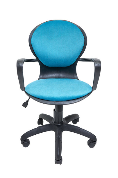blauwe kantoorstof fauteuil op wielen geïsoleerd op witte achtergrond, vooraanzicht - Foto, afbeelding