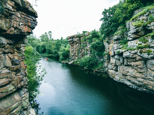 Kanyondaki nehir, yüksek kayalık kayalık alanı kopyala - Fotoğraf, Görsel