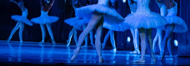 Ballet de Swan Lake. Primer plano de bailarinas bailando - Foto, Imagen